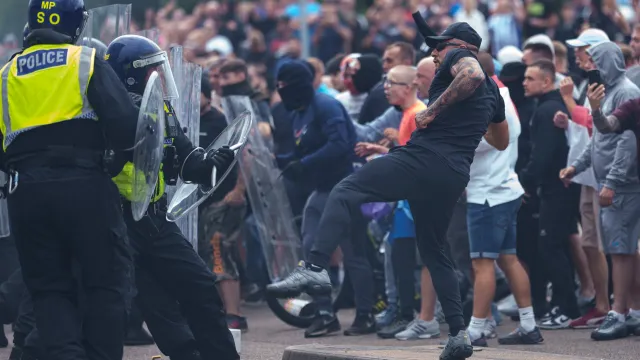 Fotbalové vášně na hraně: Nepokoje fanoušků a reakce policie